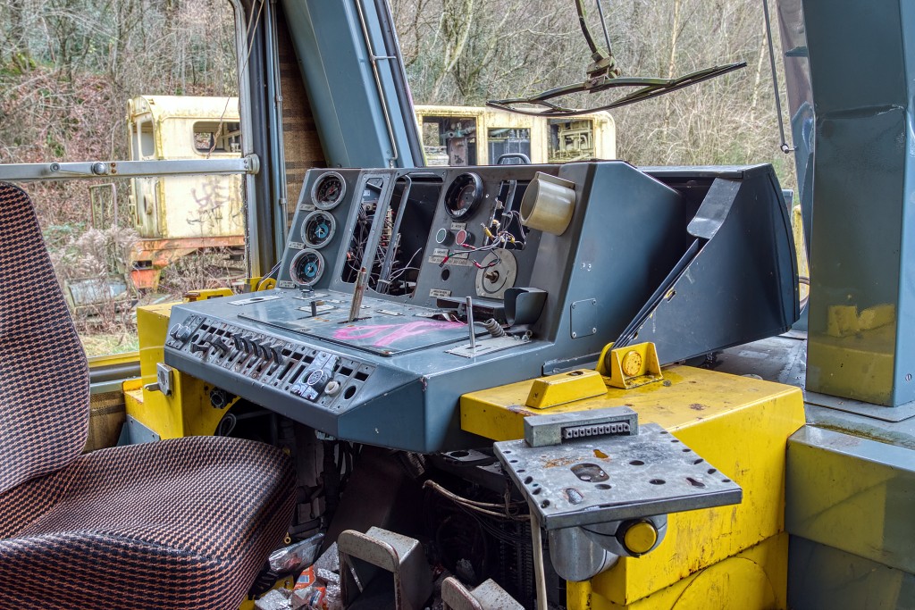 HDR urbex trein train chemin de fer Junkyard urban graffiti oldtimer junk decay vervallen abandoned abondonne vandalisme